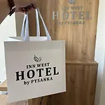 West By Pysanka 酒店 *